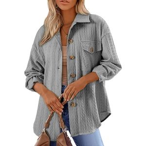 Giacca camicia da donna grigia in maglia a nido d'ape con maniche lunghe e tasca