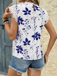 Detailansicht der weißen ärmellosen Blumenbluse mit Spitzenbesatz und Rückenknopfverschluss