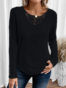 Dettaglio dello scollo in pizzo elegante sulla maglia a maniche lunghe nera da donna