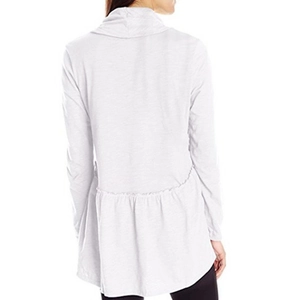 Rückansicht des weißen Langarm-Cardigans mit elegantem Volantsaum und Schalkragen