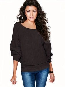 Détail d'un pull en maille marron café avec manches chauve-souris et texture finement nervurée