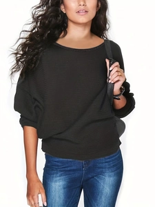 Détail d'un pull en maille à manches chauve-souris amples avec texture horizontale