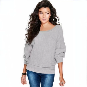 Détail de la maille gaufrée grise et des manches chauve-souris amples sur un pull chic
