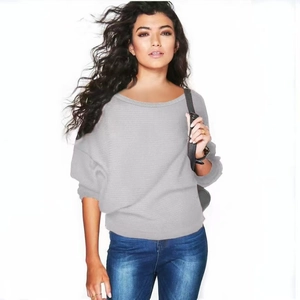 Détail d'un pull en maille gris clair montrant les manches chauve-souris et le col rond