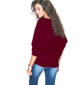 Détail d'un pull en maille bordeaux à manches chauve-souris avec texture côtelée fine