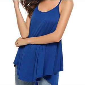 Dettaglio dell'abito sottoveste blu navy con orlo irregolare e spalline sottili