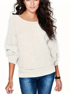 Détail d'un pull blanc surdimensionné à manches chauve-souris avec texture côtelée