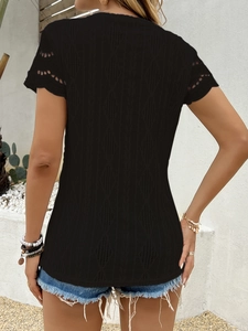 Dettaglio della manica all'uncinetto in pizzo e della trama a maglia a rombi sul retro