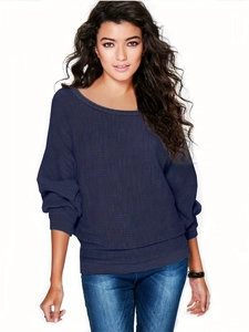 Détail du haut en tricot bleu marine à manches chauve-souris avec texture plissée fine