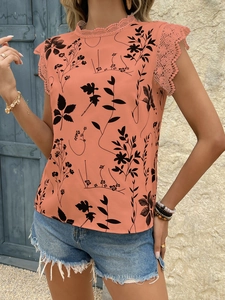 Detailansicht der zarten Spitze am ärmellosen orangefarbenen Sommertop mit Blumendruck