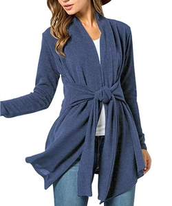 Détail du cardigan bleu marine à manches longues avec nœud de serrage à la taille