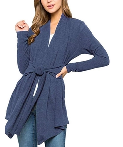 Détail d'un cardigan bleu marine à manches longues avec ceinture et texture douce du tissu