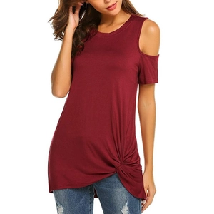 T-shirt femme bordeaux à épaules dénudées avec un élégant détail de nœud latéral