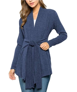 Détail du cardigan en tricot bleu marine avec nœud à la taille et texture côtelée
