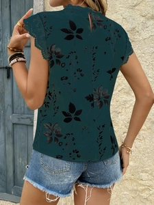 Detail des dunkelgrünen ärmellosen Tops mit Spitzensaum und Blumenmuster auf der Rückseite
