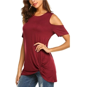 Détail de la coupe épaules dénudées et du nœud frontal sur ce t-shirt de couleur bordeaux