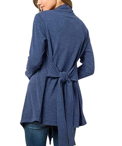 Détail du nœud décoratif à l'arrière du cardigan bleu à manches longues pour femmes