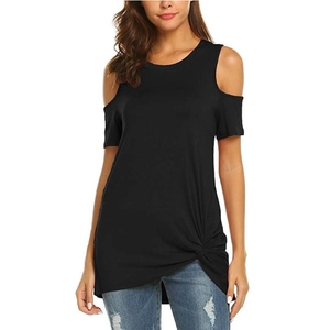 Détail des manches dénudées et du nœud torsadé sur un t-shirt noir pour femme