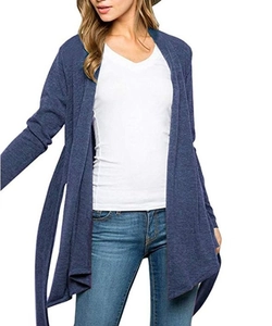 Détail du cardigan en maille bleue à manches longues avec liens à la taille et tissu doux