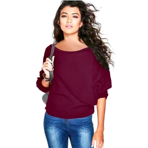 Pull tricoté bordeaux pour femme avec manches chauve-souris et jean bleu ajusté