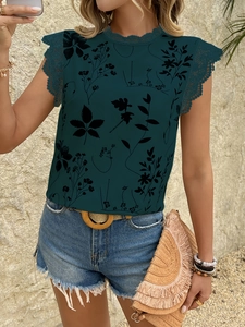 Detail des grünen floralen ärmellosen Tops mit Spitzensaum an Ausschnitt und Armlöchern