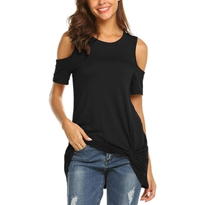 Détail du t-shirt noir à épaules dénudées avec ourlet noué et maille côtelée douce