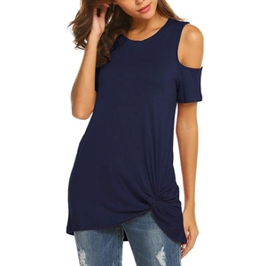 T-shirt femme bleu foncé à épaules dénudées avec un détail de nœud latéral élégant