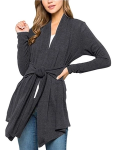 Détail du gilet cache-cœur en maille gris foncé avec ceinture nouée à la taille