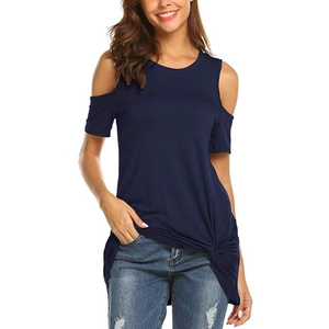 Vue détaillée d'un t-shirt bleu marine à épaules dénudées avec nœud torsadé sur le côté