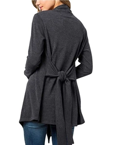 Vue détaillée du dos d'un cardigan gris foncé à manches longues avec grand nœud décoratif