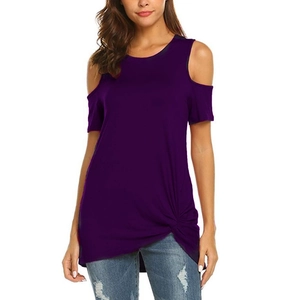 Détail d'un t-shirt violet foncé à épaules dénudées avec ourlet noué et maille douce