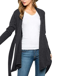 Détails d'un cardigan gris foncé à manches longues avec une coupe ouverte et fluide