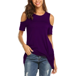 Détail macro du t-shirt violet foncé à épaules dénudées avec tissu doux et nœud latéral