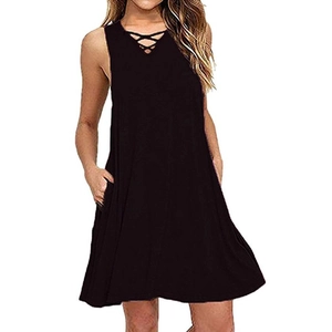 Détail d'une robe noire sans manches à col en V avec des poches latérales pratiques