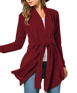 Détail d'un cardigan bordeaux en maille avec ceinture ajustable et texture côtelée