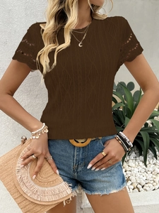Dettaglio del top in maglia color caffè con maniche traforate e trama a rombi