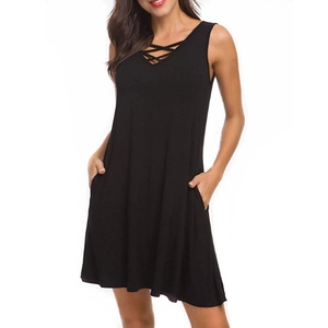 Détail de la robe noire sans manches avec décolleté en V croisé et poches latérales pratiques