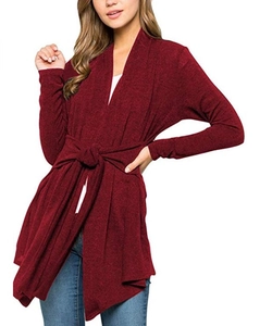 Détail d'un cardigan bordeaux à manches longues avec lien à la taille et ourlet drapé