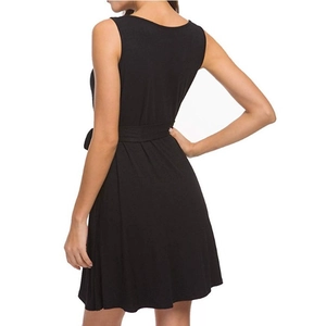 Vue détaillée du dos d'une robe noire sans manches à col en V avec ceinture et coupe trapèze