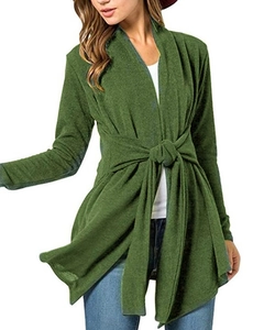 Détail d'un cardigan vert mousse à manches longues avec taille nouée et ourlet asymétrique