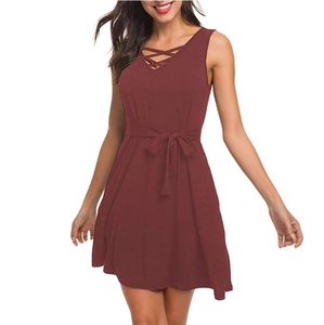 Détail d'une robe sans manches bordeaux à col en V avec laçage frontal et ceinture à nouer