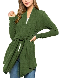 Détail du gilet en maille vert foncé avec fermeture à nouer et texture chinée légère