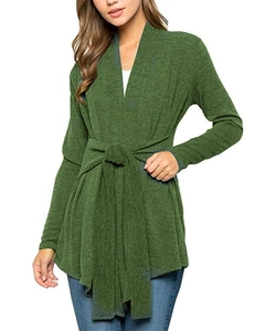 Détail d'un cardigan en maille vert mousse à manches longues avec fermeture à nouer devant