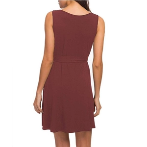 Vue arrière d'une robe trapèze sans manches bordeaux avec taille cintrée chic