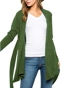 Détail d'un cardigan vert foncé avec liens latéraux et coupe fluide à l'aspect drapé