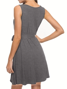 Détail arrière d'une robe sans manches gris foncé avec taille ajustée et ceinture assortie