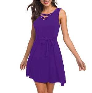 Robe sans manches violet foncé à col en V avec lacets croisés et ceinture ajustable