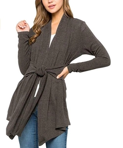 Détail d'un cardigan gris foncé à manches longues avec ceinture à nouer assortie