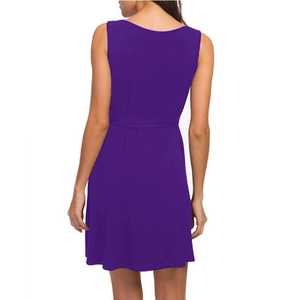 Vue arrière d'une robe violette sans manches à col en V avec taille ajustée et coupe genou