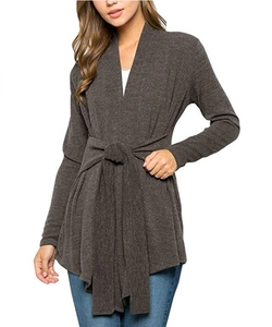 Détail du cardigan portefeuille en maille marron foncé avec col en V et ceinture nouée
